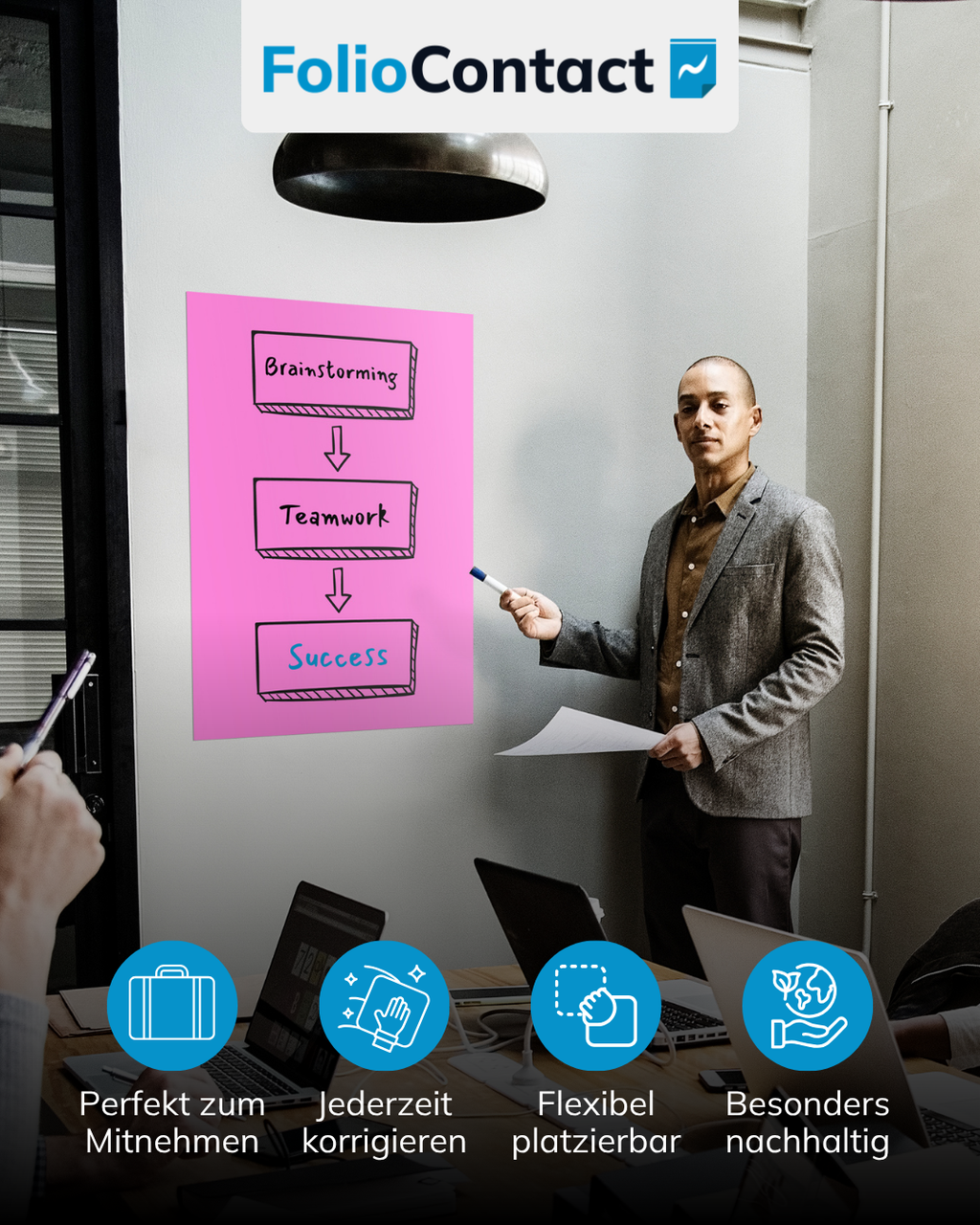 Mann präsentiert im Büro an der Pinkboard-Folie – flexibel platzierbar und nachhaltig