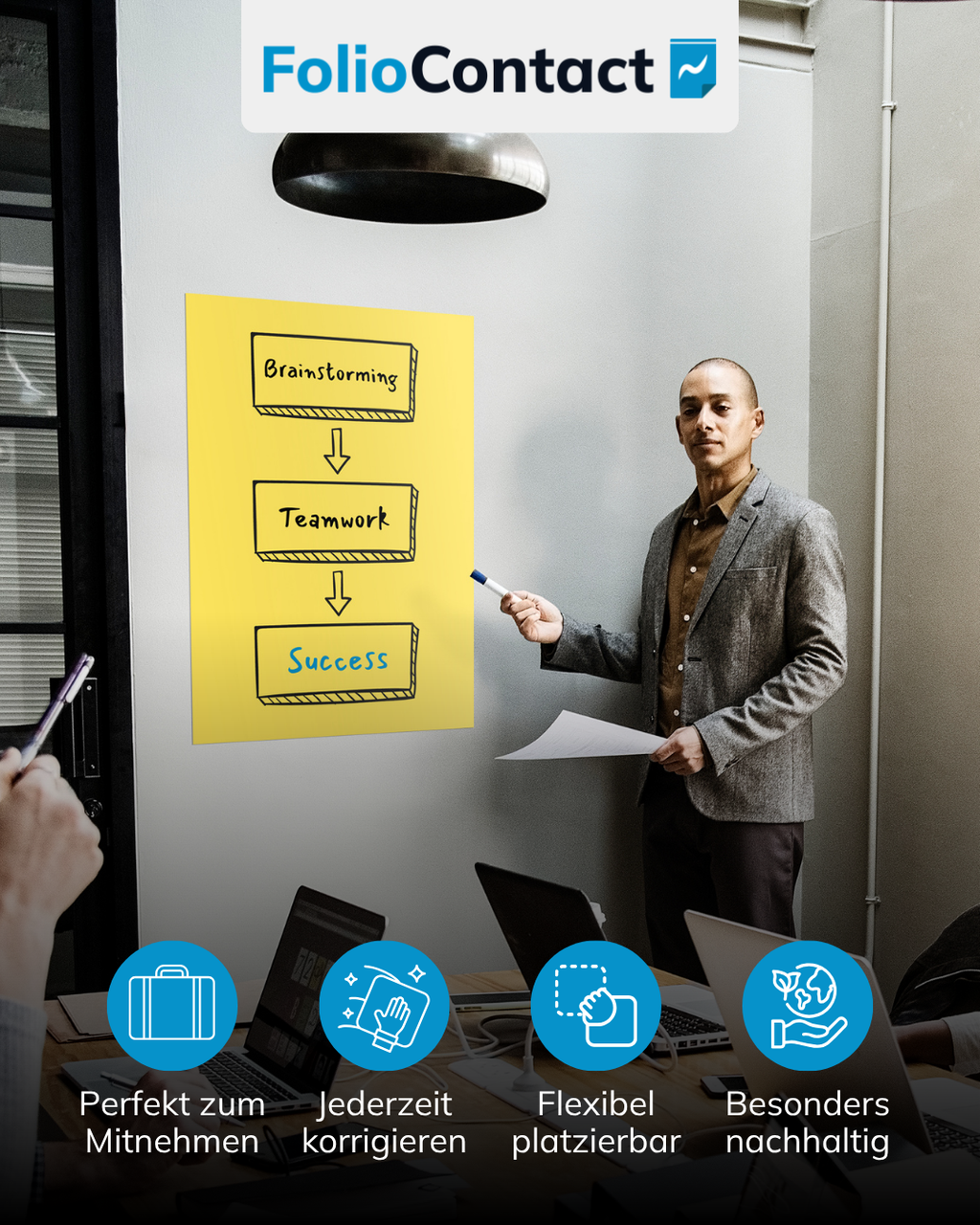Mann präsentiert im Büro an der Yellowboard-Folie – flexibel platzierbar und nachhaltig
